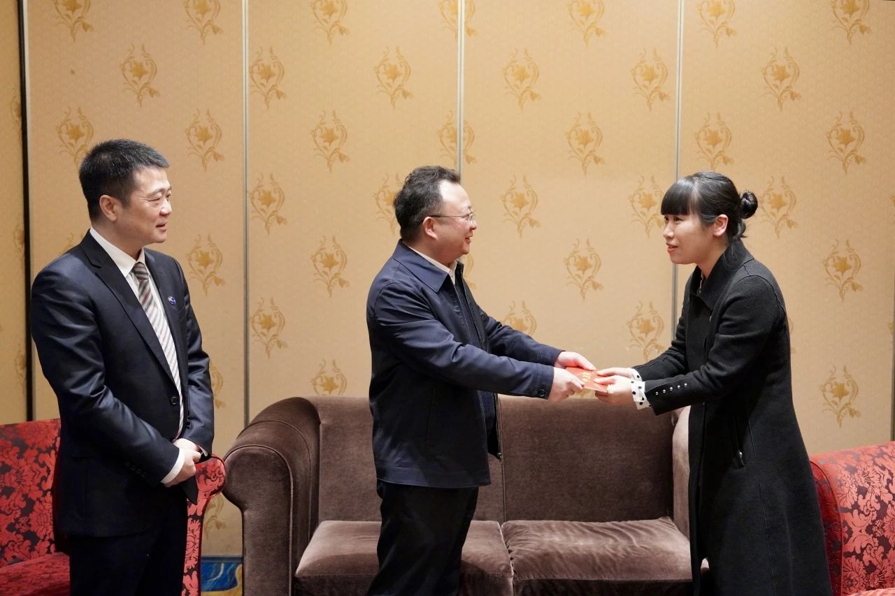 省国资委党委委员、副主任何政一行走访慰问省尊龙凯时集团生活困难党员